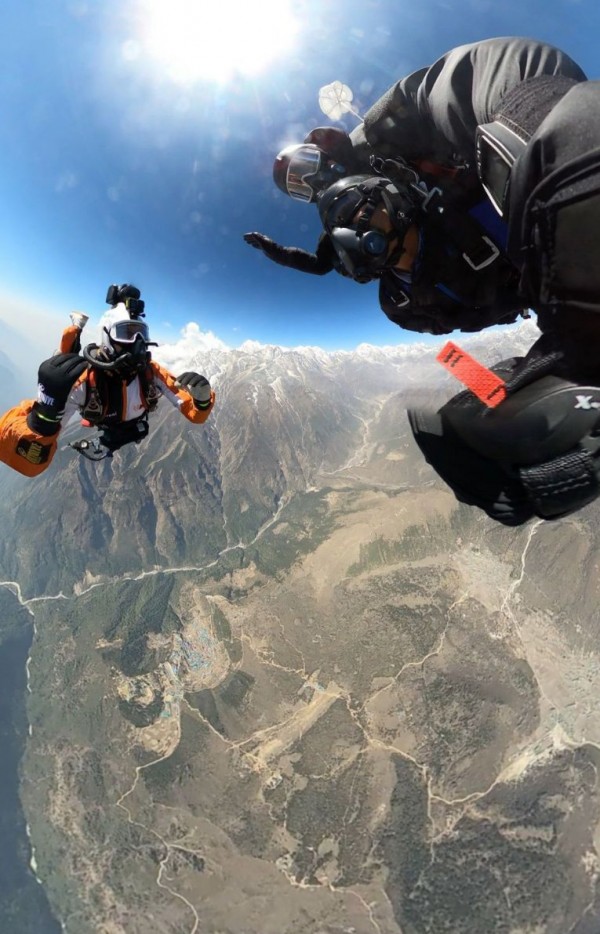 Казанлъчанин е първият българин, скочил с парашут край Еверест