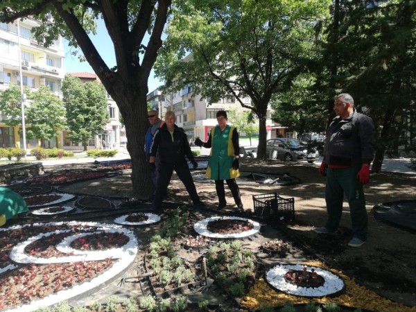 Казанлък става все по-цветен 