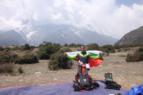 Казанлъчанин е първият българин, скочил с парашут край Еверест