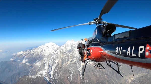 Казанлъчанин е първият българин, скочил с парашут край Еверест