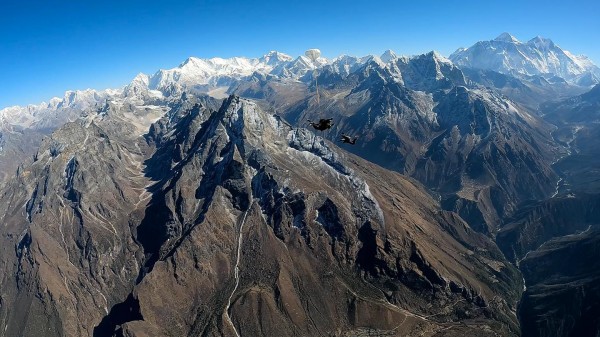 Казанлъчанин е първият българин, скочил с парашут край Еверест