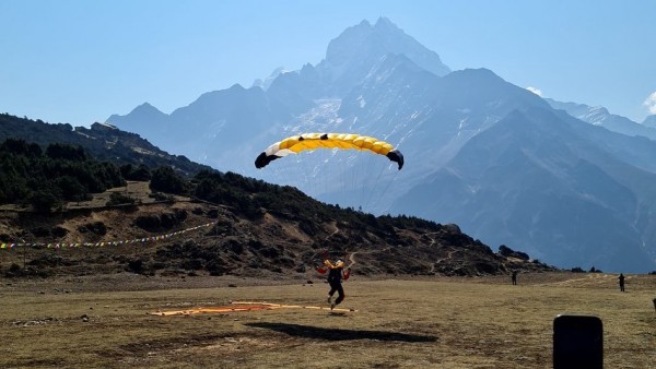 Казанлъчанин е първият българин, скочил с парашут край Еверест