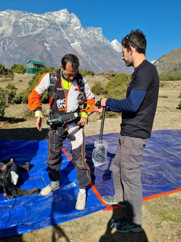 Казанлъчанин е първият българин, скочил с парашут край Еверест