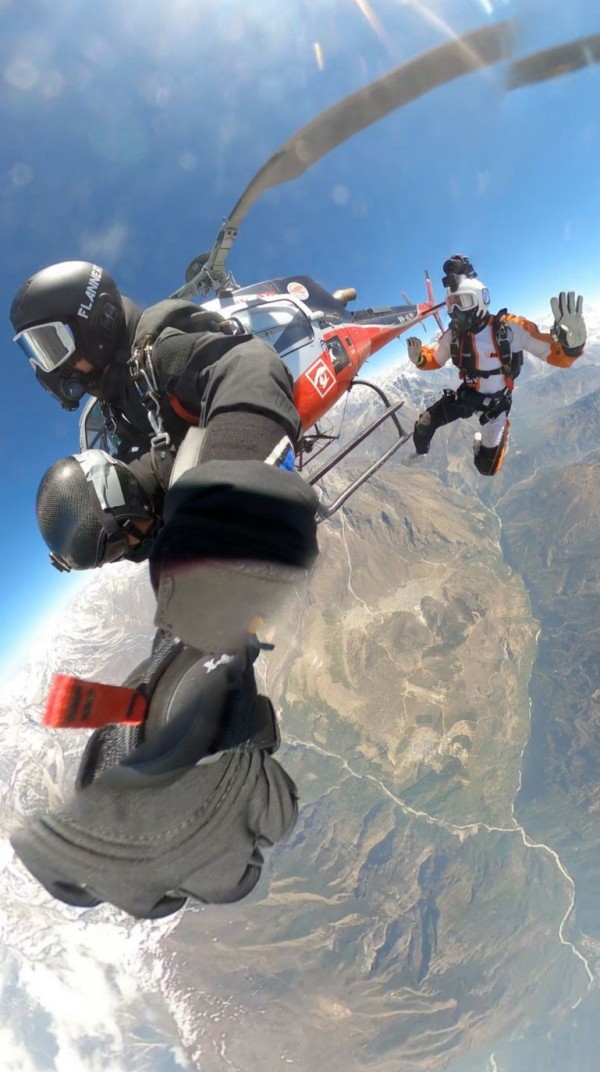 Казанлъчанин е първият българин, скочил с парашут край Еверест