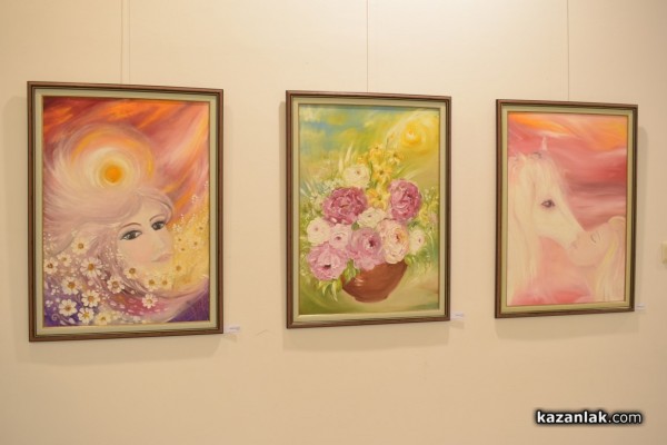 Талантливи художници подредиха изложба с 34 „Цветни послания от Казанлък“