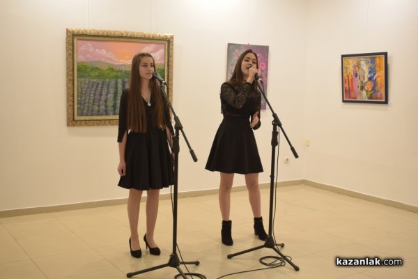 Талантливи художници подредиха изложба с 34 „Цветни послания от Казанлък“