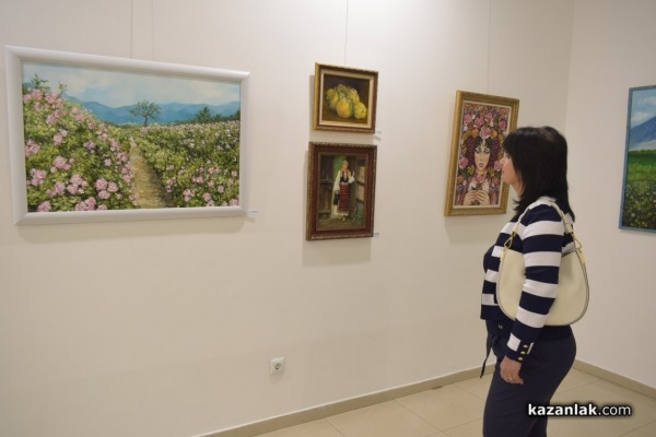 Талантливи художници подредиха изложба с 34 „Цветни послания от Казанлък“