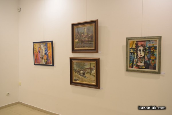 Талантливи художници подредиха изложба с 34 „Цветни послания от Казанлък“