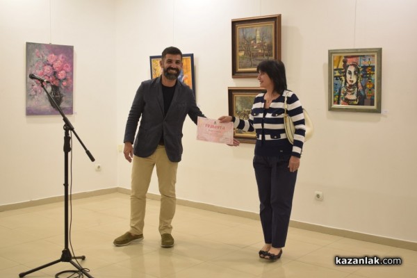 Талантливи художници подредиха изложба с 34 „Цветни послания от Казанлък“