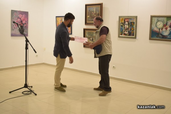 Талантливи художници подредиха изложба с 34 „Цветни послания от Казанлък“