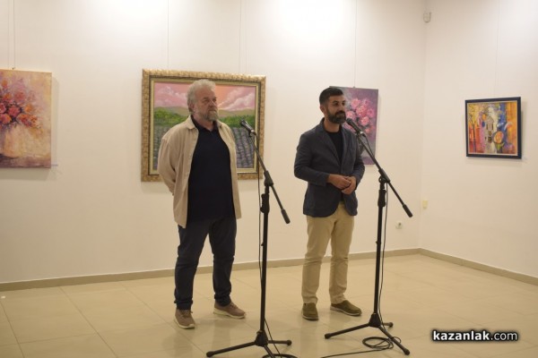 Талантливи художници подредиха изложба с 34 „Цветни послания от Казанлък“
