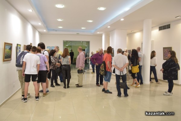 Талантливи художници подредиха изложба с 34 „Цветни послания от Казанлък“