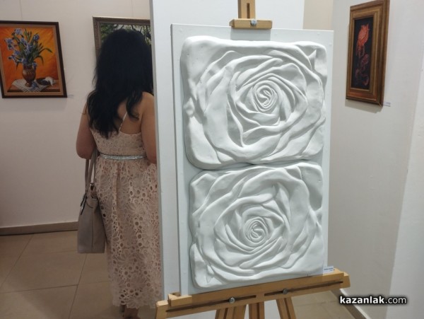 Талантливи художници подредиха изложба с 34 „Цветни послания от Казанлък“