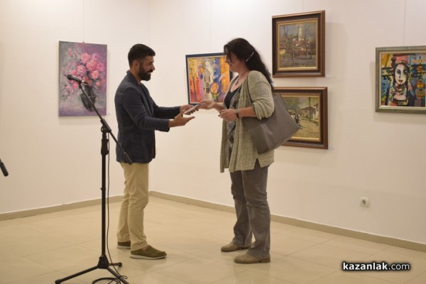 Талантливи художници подредиха изложба с 34 „Цветни послания от Казанлък“