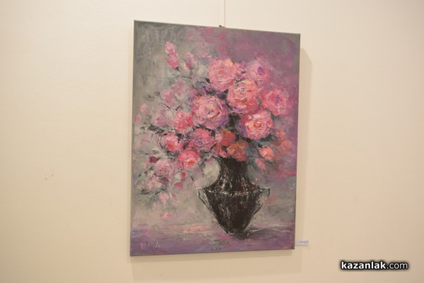 Талантливи художници подредиха изложба с 34 „Цветни послания от Казанлък“