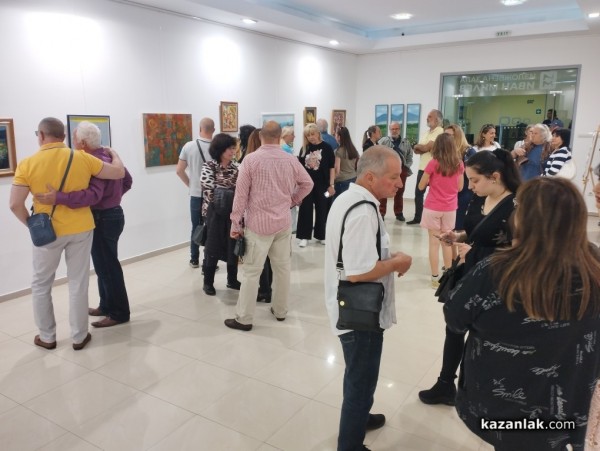 Талантливи художници подредиха изложба с 34 „Цветни послания от Казанлък“
