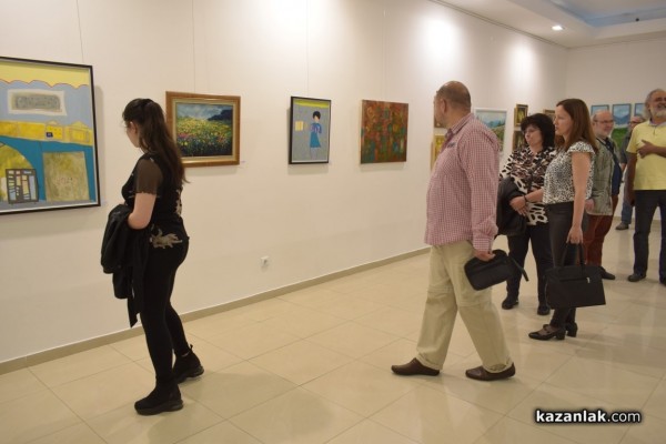 Талантливи художници подредиха изложба с 34 „Цветни послания от Казанлък“