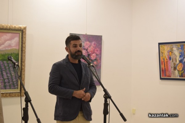 Талантливи художници подредиха изложба с 34 „Цветни послания от Казанлък“