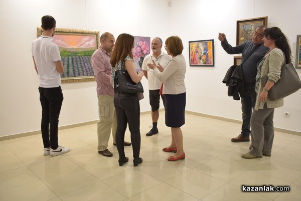 Талантливи художници подредиха изложба с 34 „Цветни послания от Казанлък“