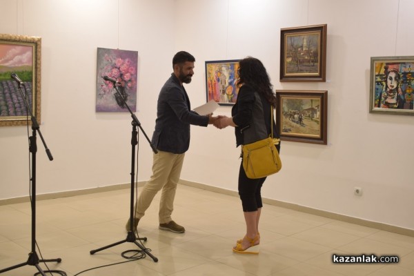 Талантливи художници подредиха изложба с 34 „Цветни послания от Казанлък“