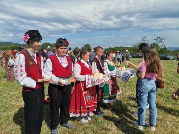 Насладете се на ароматните розови утрини в Казанлък