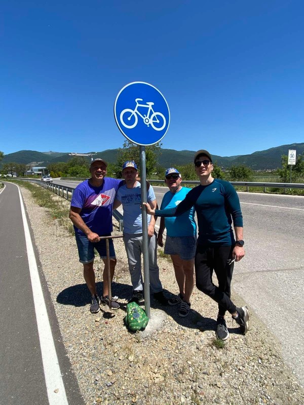 Ротарианци поставиха пейки на живописни места край велоалеята Казанлък - Шипка