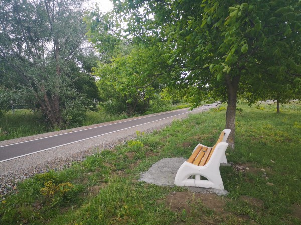Ротарианци поставиха пейки на живописни места край велоалеята Казанлък - Шипка