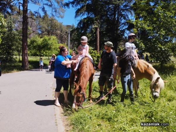 Фестивалът „Здравей, здраве“ събра хиляди съмишленици в Казанлък 