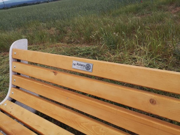 Ротарианци поставиха пейки на живописни места край велоалеята Казанлък - Шипка