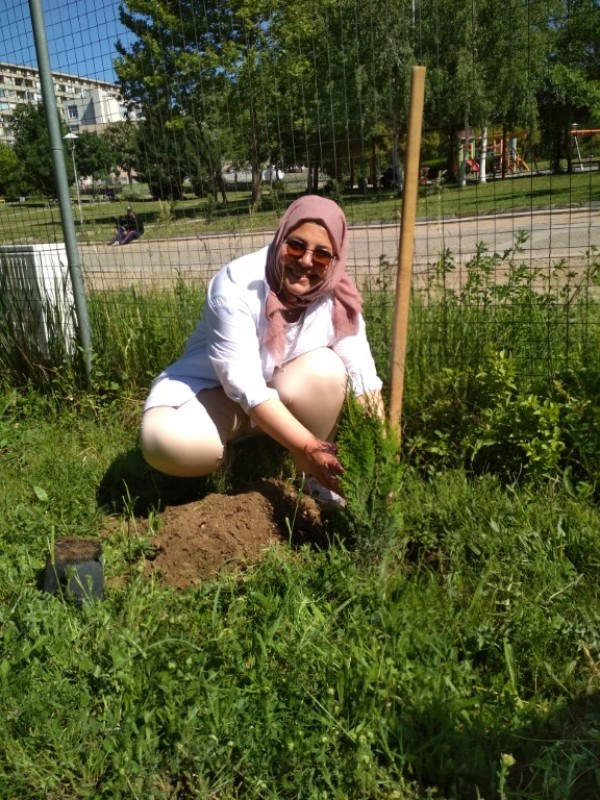 Доброволките в Шейново разкрасиха дворовете на центрове за настаняване