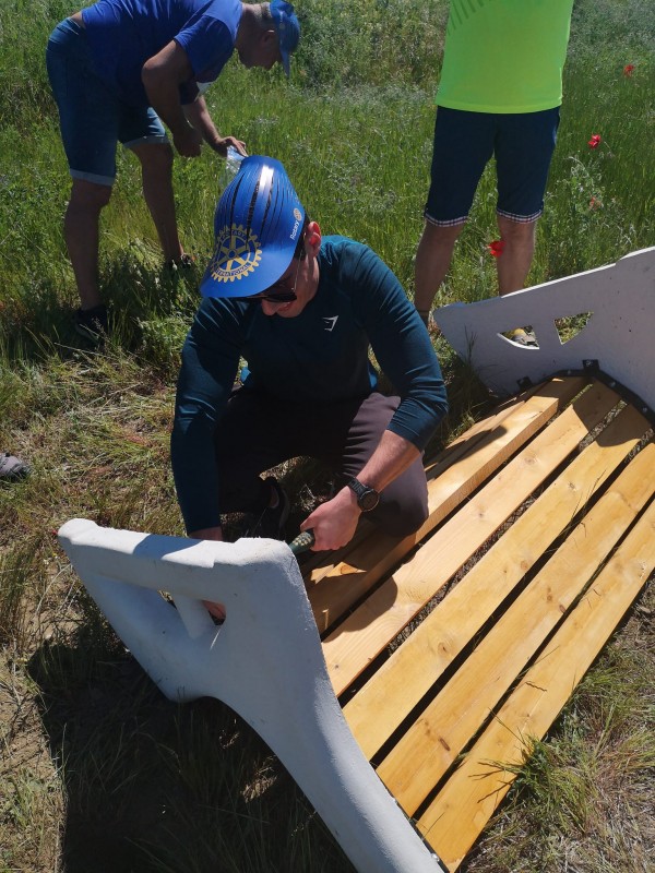 Ротарианци поставиха пейки на живописни места край велоалеята Казанлък - Шипка