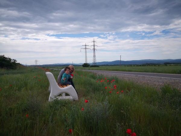 Ротарианци поставиха пейки на живописни места край велоалеята Казанлък - Шипка