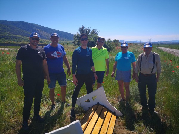 Ротарианци поставиха пейки на живописни места край велоалеята Казанлък - Шипка
