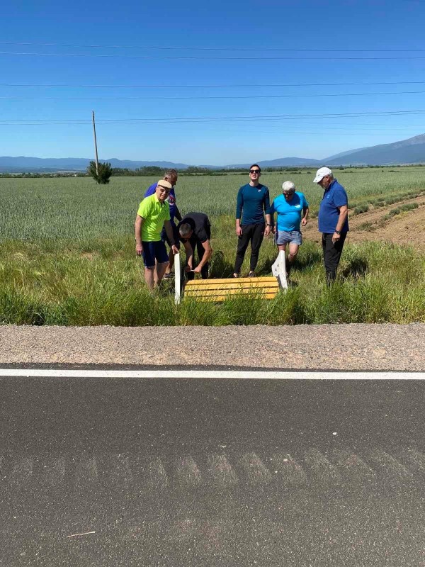 Ротарианци поставиха пейки на живописни места край велоалеята Казанлък - Шипка