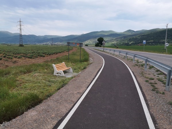 Ротарианци поставиха пейки на живописни места край велоалеята Казанлък - Шипка