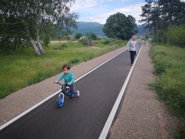 Ротарианци поставиха пейки на живописни места край велоалеята Казанлък - Шипка