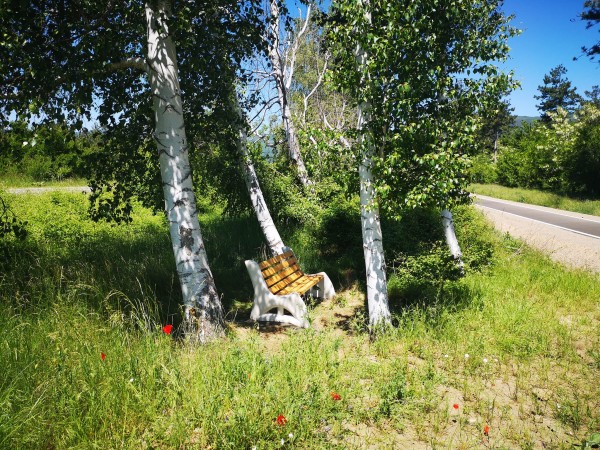 Ротарианци поставиха пейки на живописни места край велоалеята Казанлък - Шипка
