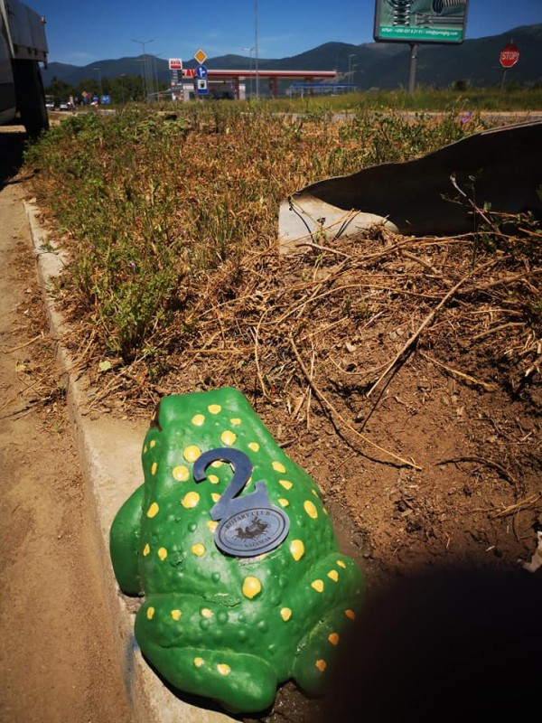 Ротарианци поставиха пейки на живописни места край велоалеята Казанлък - Шипка