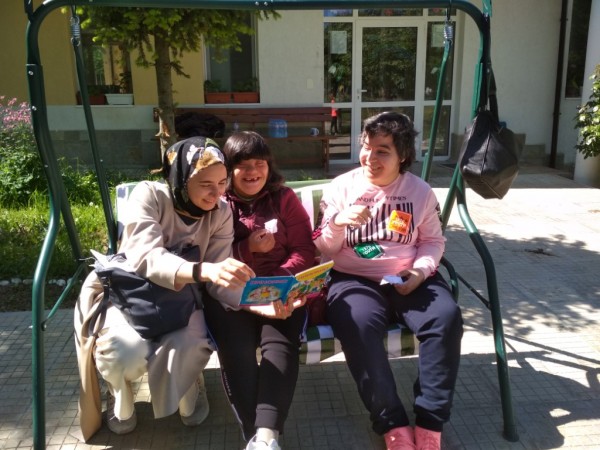 Доброволките в Шейново разкрасиха дворовете на центрове за настаняване