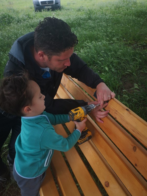 Ротарианци поставиха пейки на живописни места край велоалеята Казанлък - Шипка