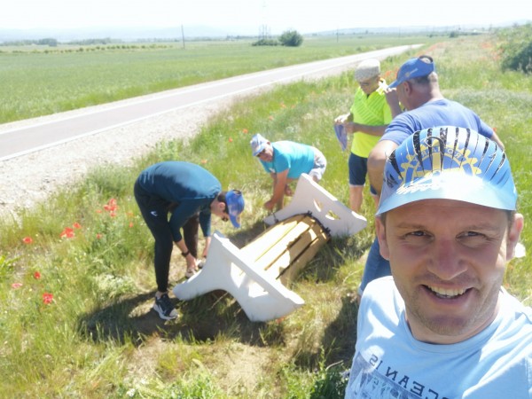 Ротарианци поставиха пейки на живописни места край велоалеята Казанлък - Шипка