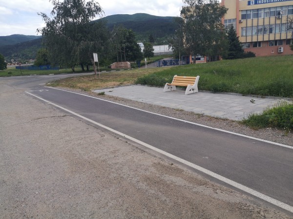 Ротарианци поставиха пейки на живописни места край велоалеята Казанлък - Шипка