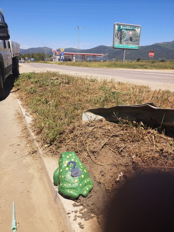 Ротарианци поставиха пейки на живописни места край велоалеята Казанлък - Шипка