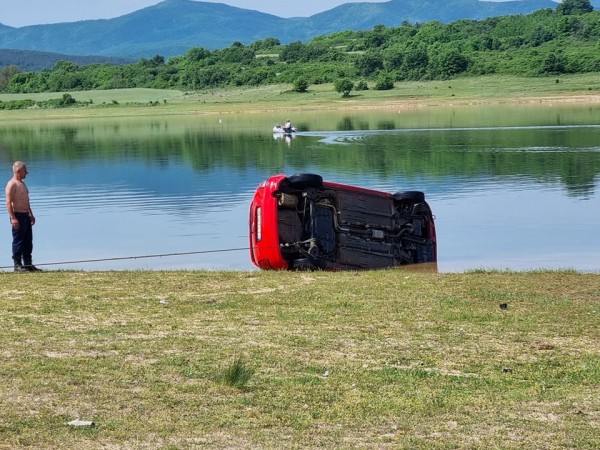Кола, с 82-годишен мъж вътре, потъна в язовир Копринка