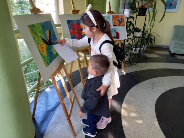 Художниците на “Арт линия“ с изложба и дарение