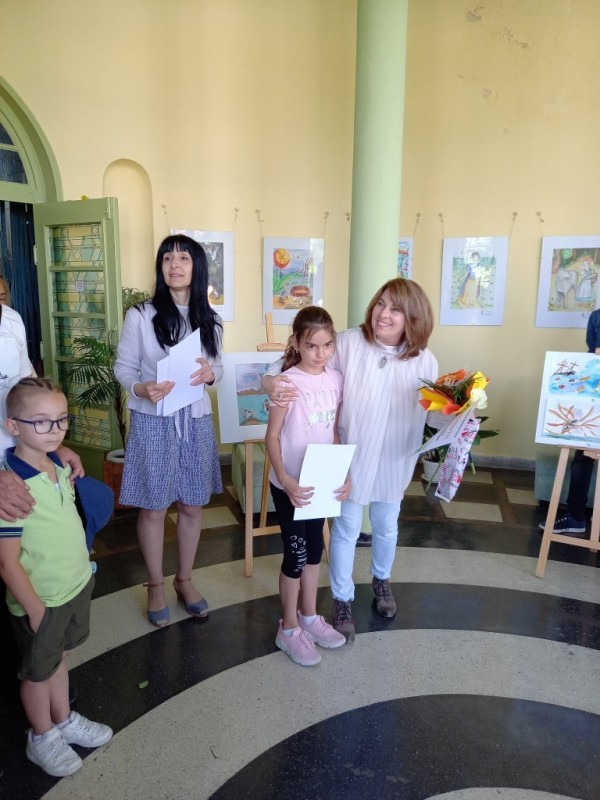 Художниците на “Арт линия“ с изложба и дарение