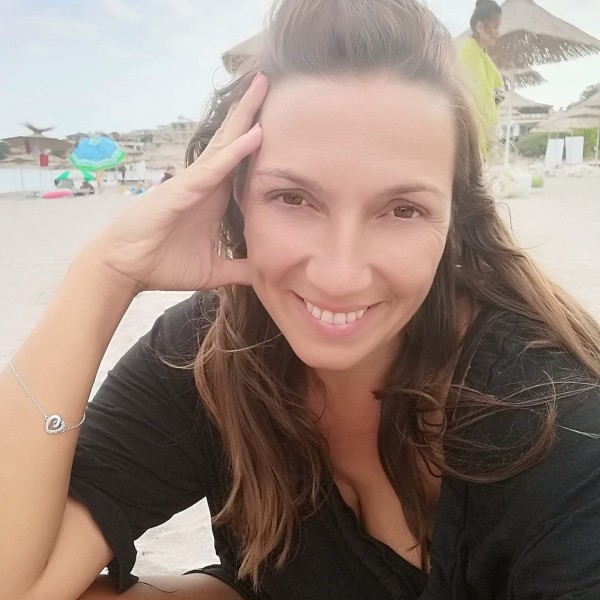 Над 7 200 растения красят новият цветен часовник, а дизайна му е дело на Лора Гидимаркова