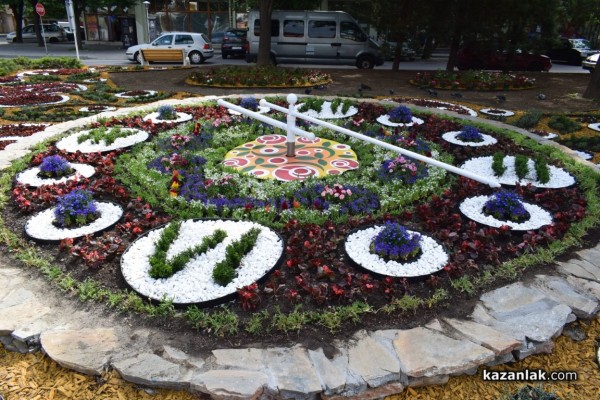 Над 7 200 растения красят новият цветен часовник, а дизайна му е дело на Лора Гидимаркова