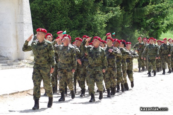 Военна клетва край паметника на Хаджи Димитър