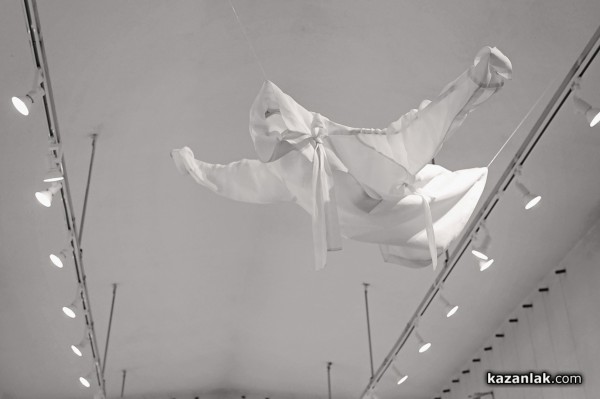 Откриха изложбата “Неслучайно присъствие“ на модния дизайнер Мариела Гемишева